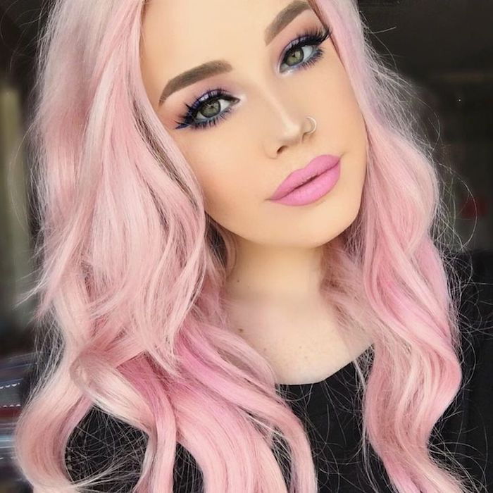 pastell rosa hårfarge, rosa sminke, middels lengde krøllete hår