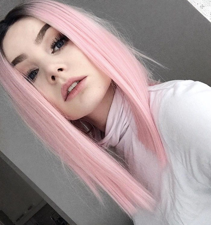 pastell rosa hårfarge, medium langt glatt rosa blondt hår med svart base