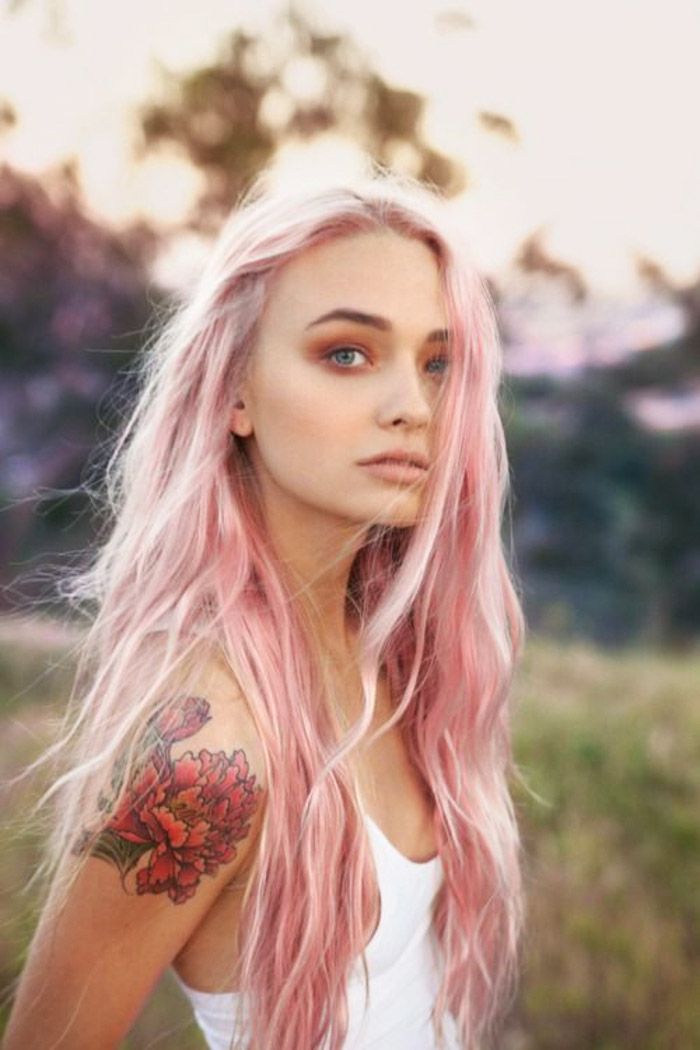 hår rosa toner, farget blomst tattoo på skulderen, hver dag sminke