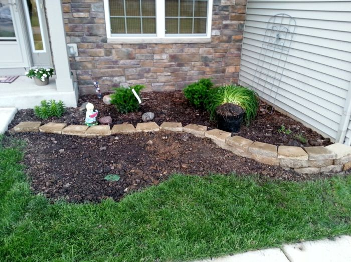 malá záhrada s trávou a kameňmi - príklady dizajnu prednej záhrady