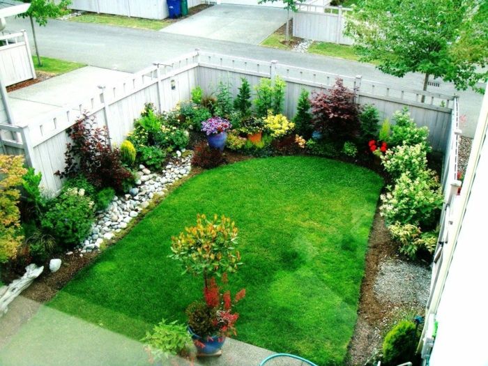 Predné záhradné prevedenie v malej záhrade so štrkom, trávou a kvetinovým záhonom