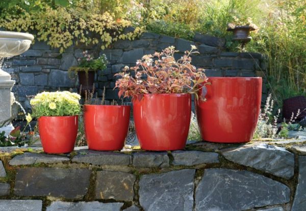 çiçek kutuları-ile-güzel-tasarım-in-kırmızı renkli-peyzaj-fikirler-Gartengestaltung-örnekleri-bahçe tasarım fikirleri