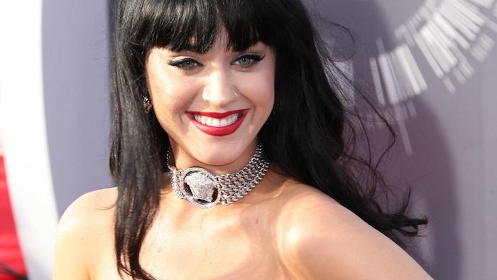 Pharaonin look av Katy Perry idé med röd läppstift och stort halsband