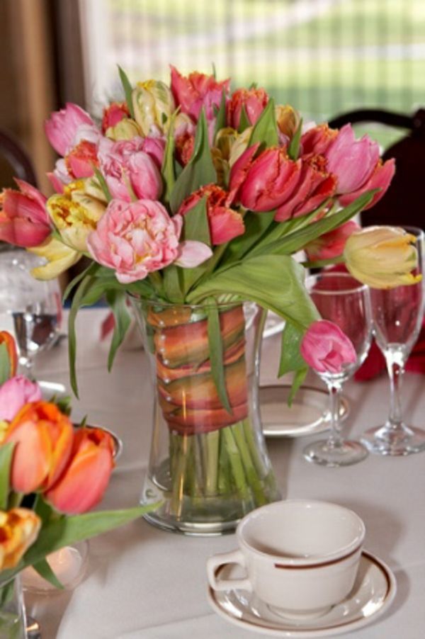 Masa deco cu-lalele-galben-rosu-roz vaza de sticla