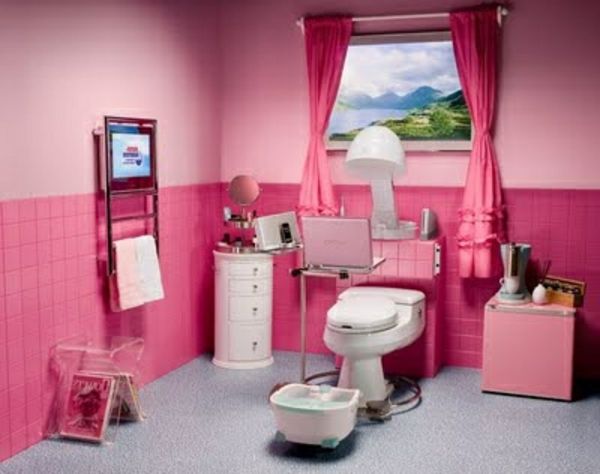 pink-vägg färg-by-a-toalett