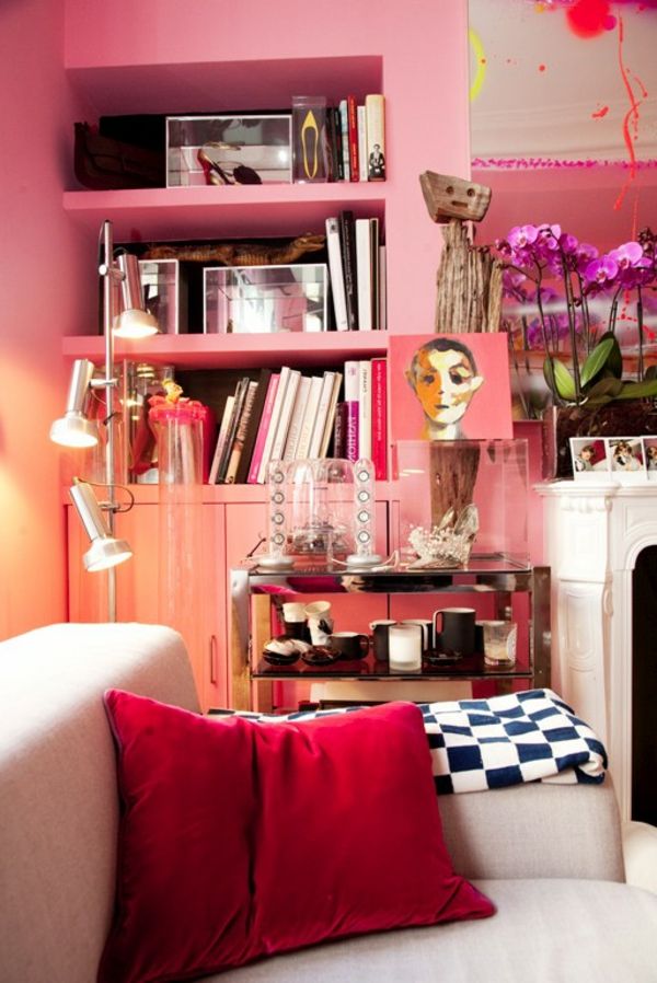 pink-väggfärg-bokhyllor