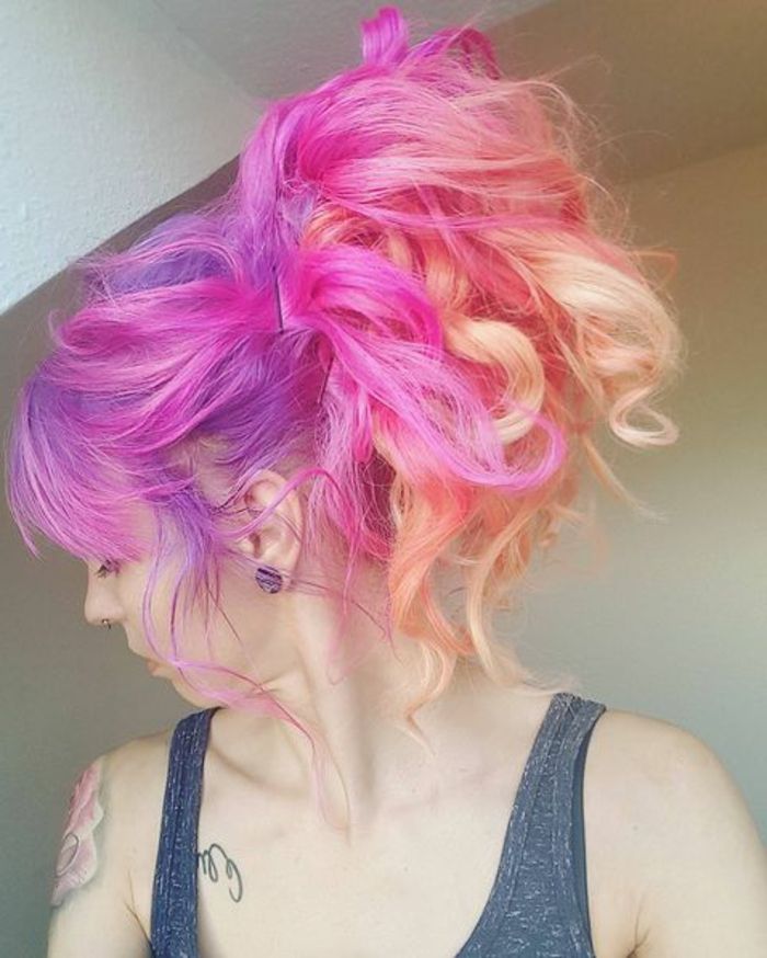 lockigt hår med sidopony, hår med hårnålar fastnat högt, lila halsringning med rosa trådar och persika-rosa längd, axelborste blommigt motiv