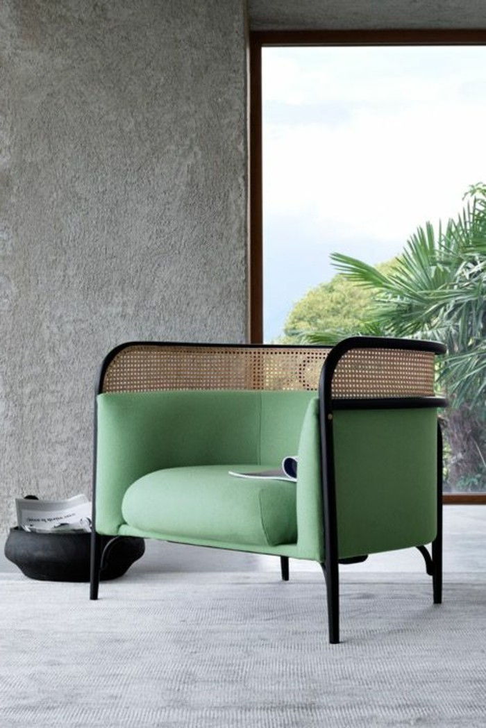 POLSTERMOEBEL-guenstig-minimalistinio-kėdė-žalia-pinti-balta-kilimas-akmeninė siena