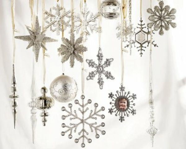 białe świąteczne dekoracje - płatki śniegu, kule i piękne białe gwiazdki