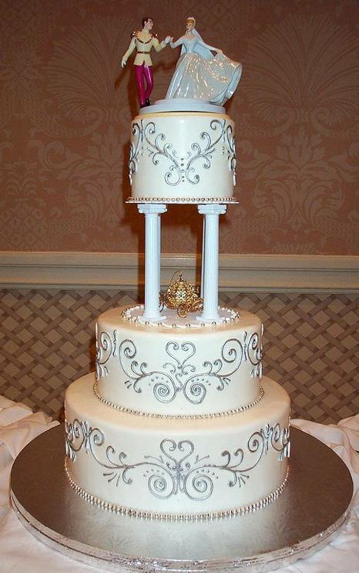 puikus-vestuvių tortą su skaičiai-Pelenės ir Prince-