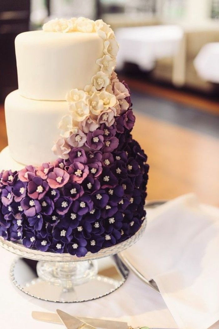 nydelig bryllup kake-med-hvitt og lilla-blomsterdekorasjoner
