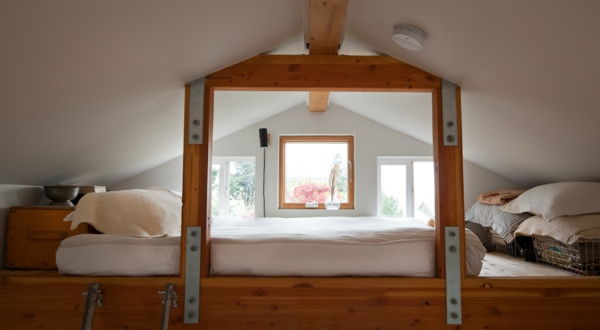 poceni mini-hiše spalnica - belo posteljno perilo