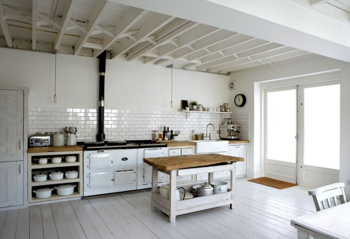 romlig-kjøkken-øy-hvitt-interiør moderne rustikk stil