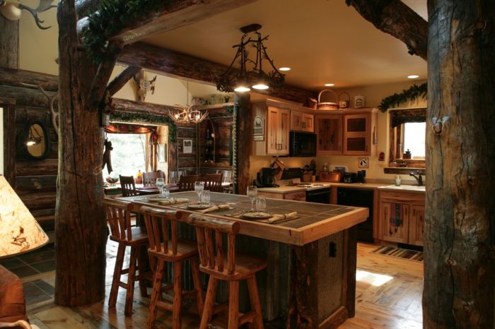 romlig kjøkken moderne landsted møbler kjøkken øy spisebord og rustikke stoler-horn lysekrone