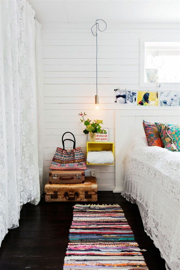 erdvinė miegamųjų baltos sienos ir romantiškas užuolaidų mažiau derliaus kilimas