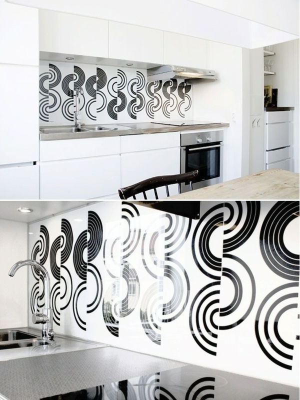 virtuvės veidrodis su juodais paveikslais ir baltuoju fone