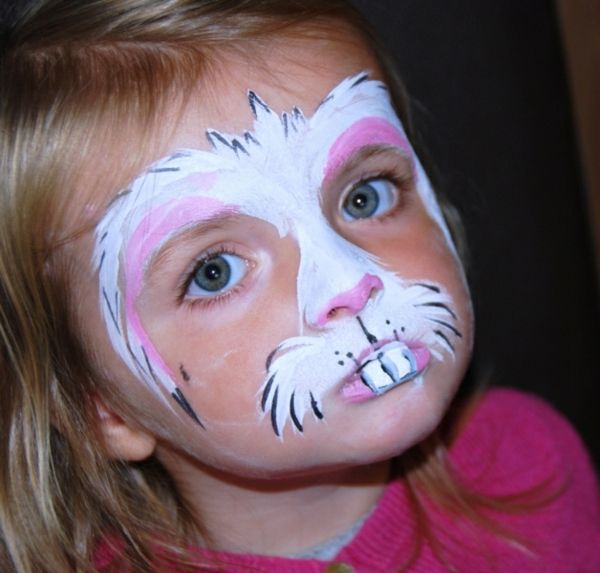 verf konijn gezicht - een klein meisje met heldere ogen