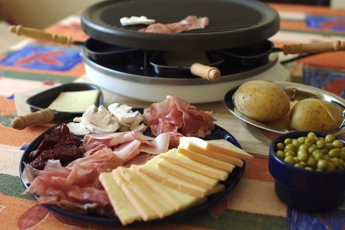 raclette, yiyecekleri şekillendirmek ve İsviçre mutfağının tadını çıkarmak için fikirler hazırlıyor