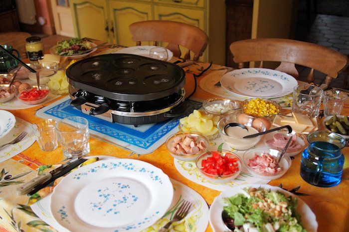 raclette oppskrifter for å nyte familie feiring forberedelse tallerken hvite blå grønnsak egg