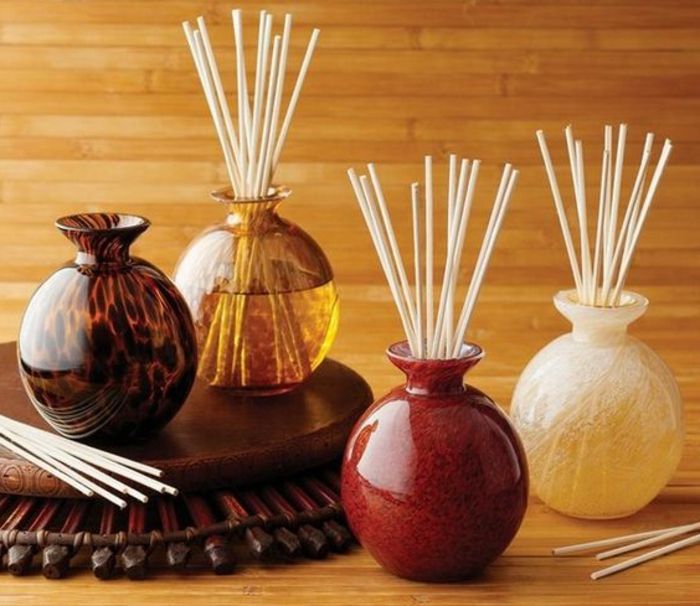geur en ruimte, ronde vazen, houten stokken, luchtverfrisser, aromatherapie