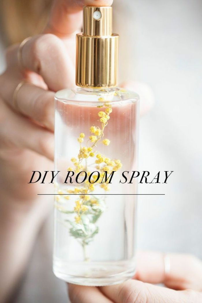 Maak de kamer zelf spray, parfumflesje, geurspray met bloem