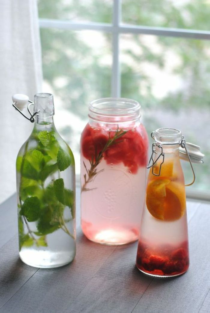 Maak zelf kamerspray, glazen containers met citroenen, kruiden en pepermunt