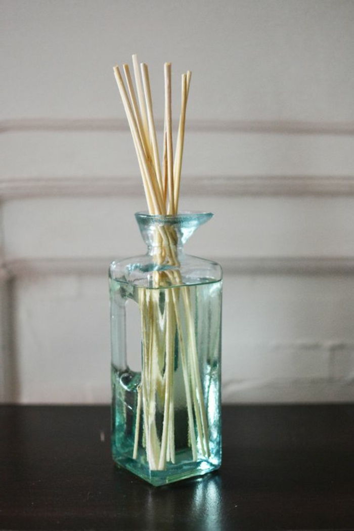 steklena posoda, steklena vaza, prostorski vonj, lesene palčke, osvežilec vonja