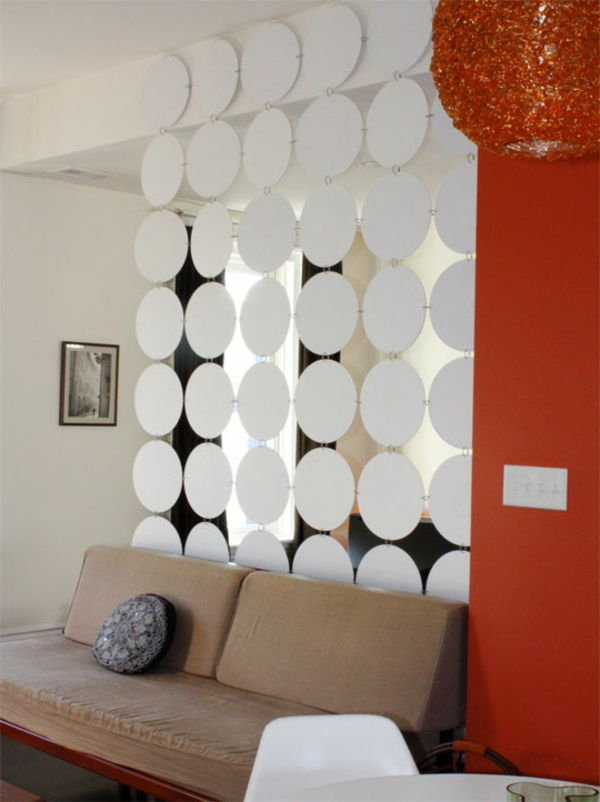 izbový divízia v modernom obývacom pokoji zaujímavý model