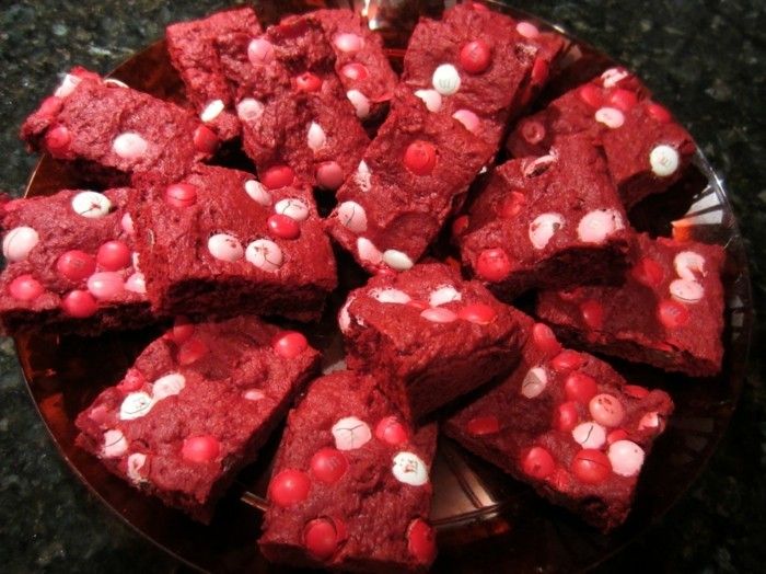 rdeče-žamet-cake-brownie-v-rdeče barve suesse-in-okusno-jesti-za-Valentinovo-idej Presenečenje