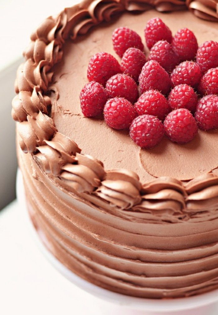 rdeči žamet pogače-ploščo-S čokolado-kremne kremne dekompresijskih injiciranja in-malina nastavitvijo-rdeče mah torto