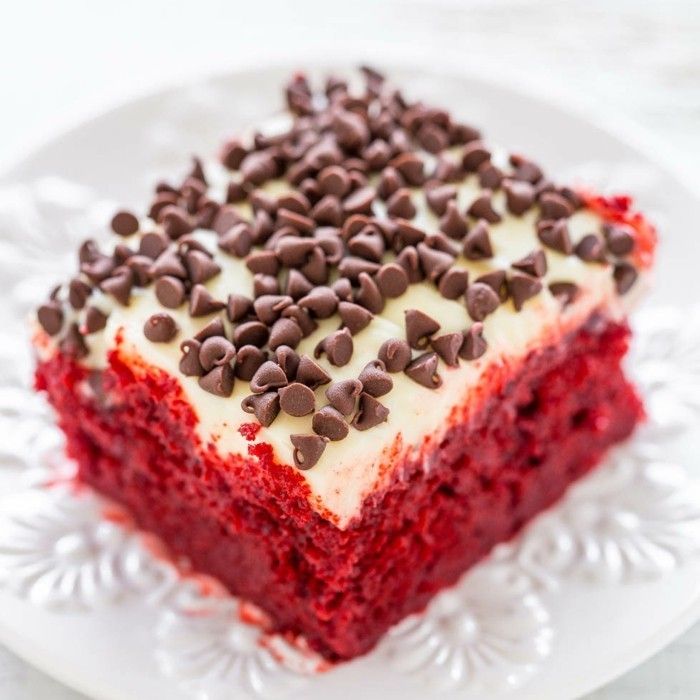 rdeče-žamet-torta-z-glazuro-za-belo-čokolada-in-temno čokolado-čipi-sladice-ideje