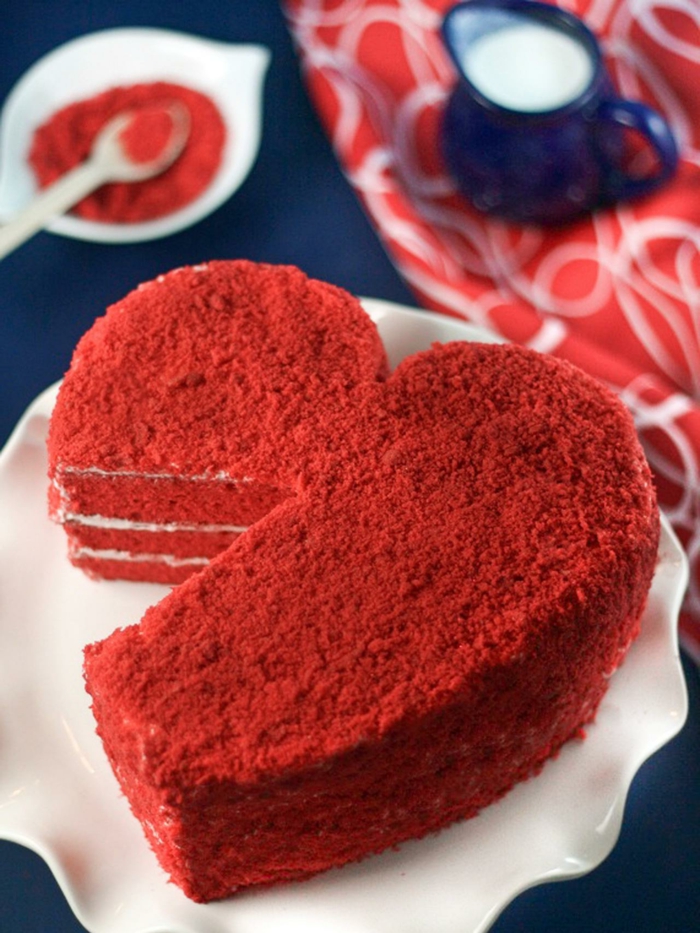 rdeče-žamet-torta-recept-rdeče-cake-v-obliki-of-a-srce-predvsem-dan-za-romantično-trenutkov-Valentinovo-par