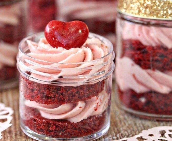rdeče-žamet-cake-rdeče-cake-parfait-ideja-za-desert-za-Valentinovo-malem-steklo-roza-in-rdeče-jem