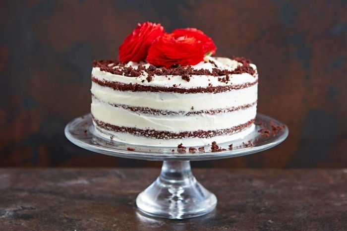 rdeče-žamet-torta-pita-z-rdeče-torta-krema-cilinder-rdeče-roza-cvetje-iz-fondant-užitne-vrtnice-torta