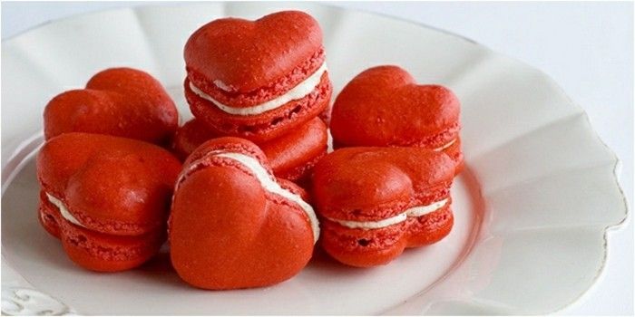 rdeče-žamet-torta-recept-herzchen-sladice-srce-macaroons-v-rdeče-žameta sladica-okusno-ideja-za-Valentinovo