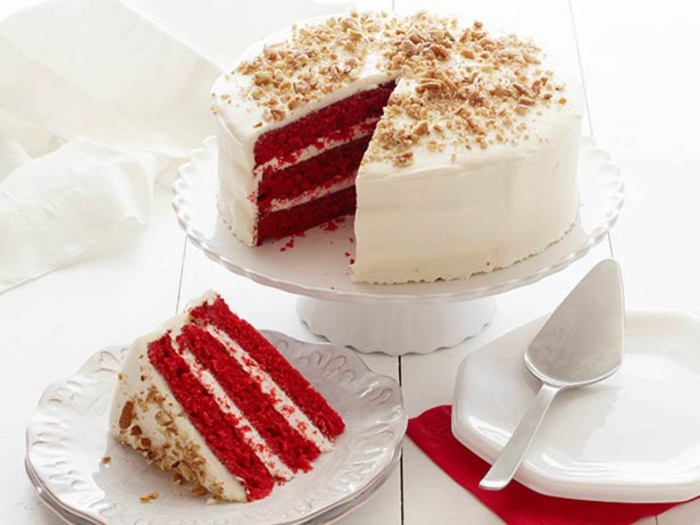 rdeče-žamet-torta-recept-lepa-zaznava-je-za-boljšo-okus-okusne-sladice-s-smetano in oreščkov