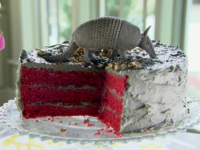 rdeče-žamet-torta-pita-the-rojstni dan-a-otrok-rdeče-in-črni-z-fondant-slika-pripravljena do-liste na IGRALNA
