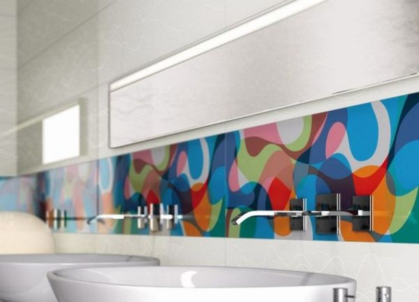 virtuvės galinė siena su spalvingais paveikslais