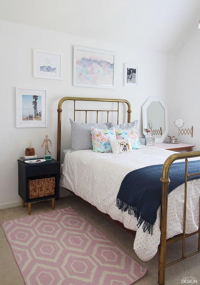 camera da letto bianca in stile vintage, quadri e cuscini decorativi, comodini retrò