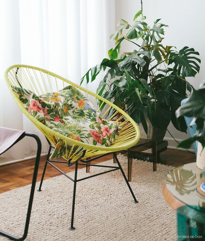 Arredamento d'epoca, soggiorno, retro sedia con cuscini decorativi, motivi floreali, piante d'appartamento