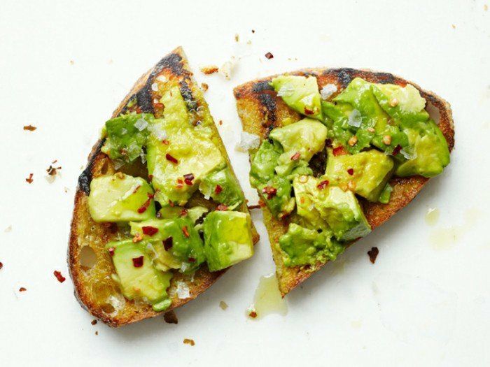 Kahvaltıda ekmek üzerinde avokado Frenk soğanı ve baharat fikirleri ile avokado ızgara topuz