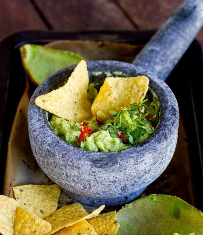 avokado dip z čips tortilja čips z guacamole začimbe hrane zamisli okusno hrano za snack zdravo
