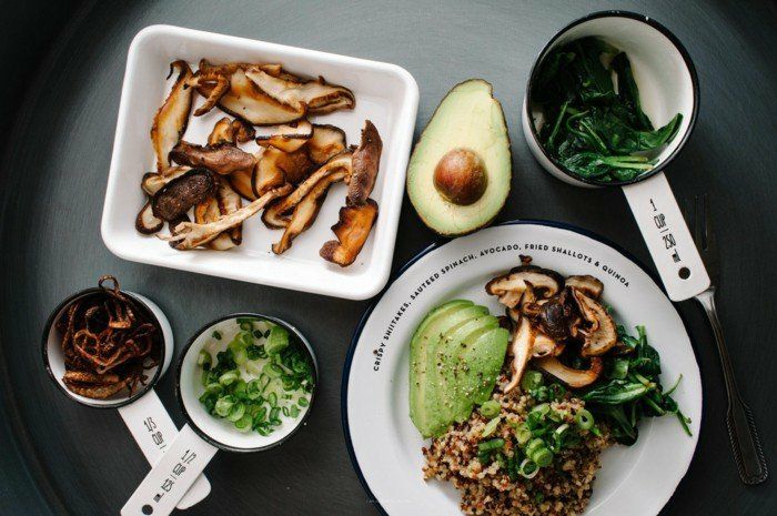Avokado soğan mantar et kıyma pirinç ıspanak sağlıklı malzemelerle dengeli beslenme