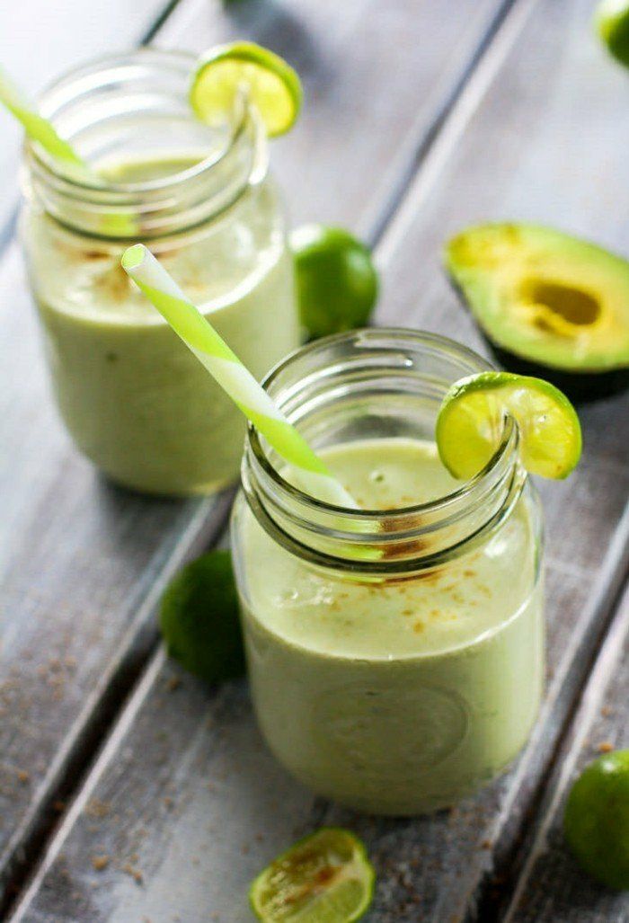 pecivo z avokado apnom pick zajtrk v steklu služi limonin sok zdravo v dopoldanskih prebavilih
