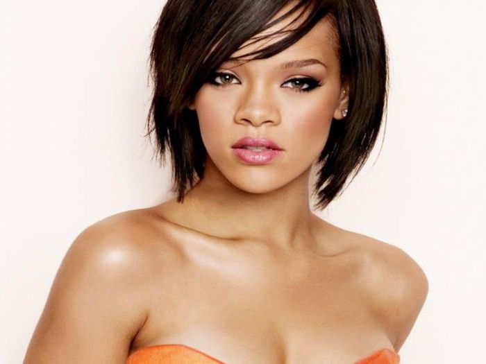 una foto allettante di Rihanna, capelli di media lunghezza, gioielli discreti