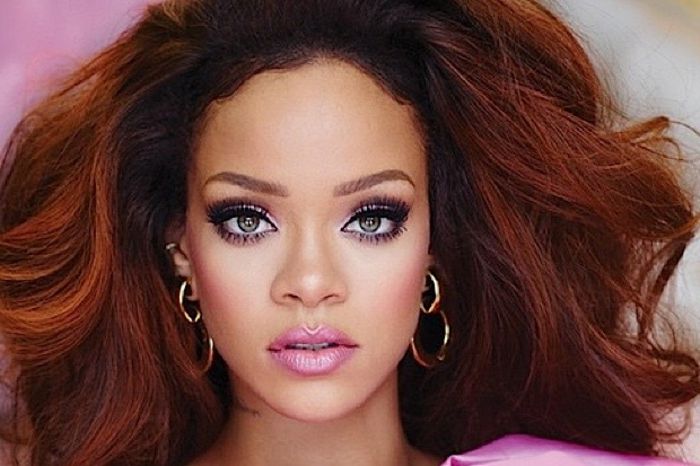 Rihanna è bella come una bambola con i capelli rossi - i capelli di Rihanna