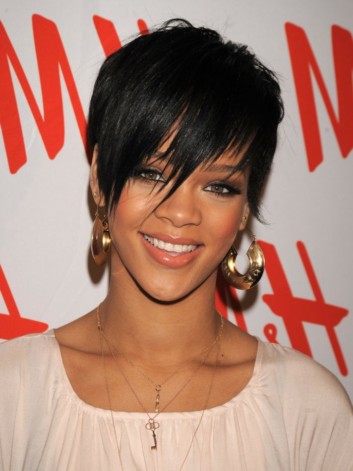 capelli corti neri di Rihanna con un pony fantasia e orecchini d'oro