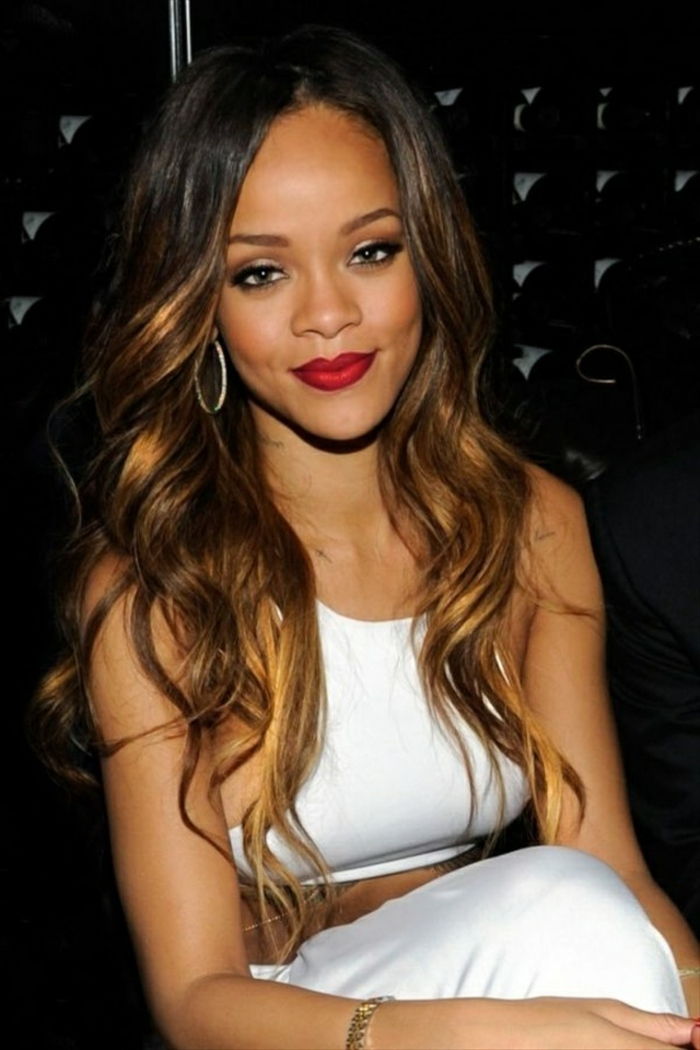 capelli bianchi capelli fragili con ciocche bionde - orecchini rotondi - acconciatura Rihanna