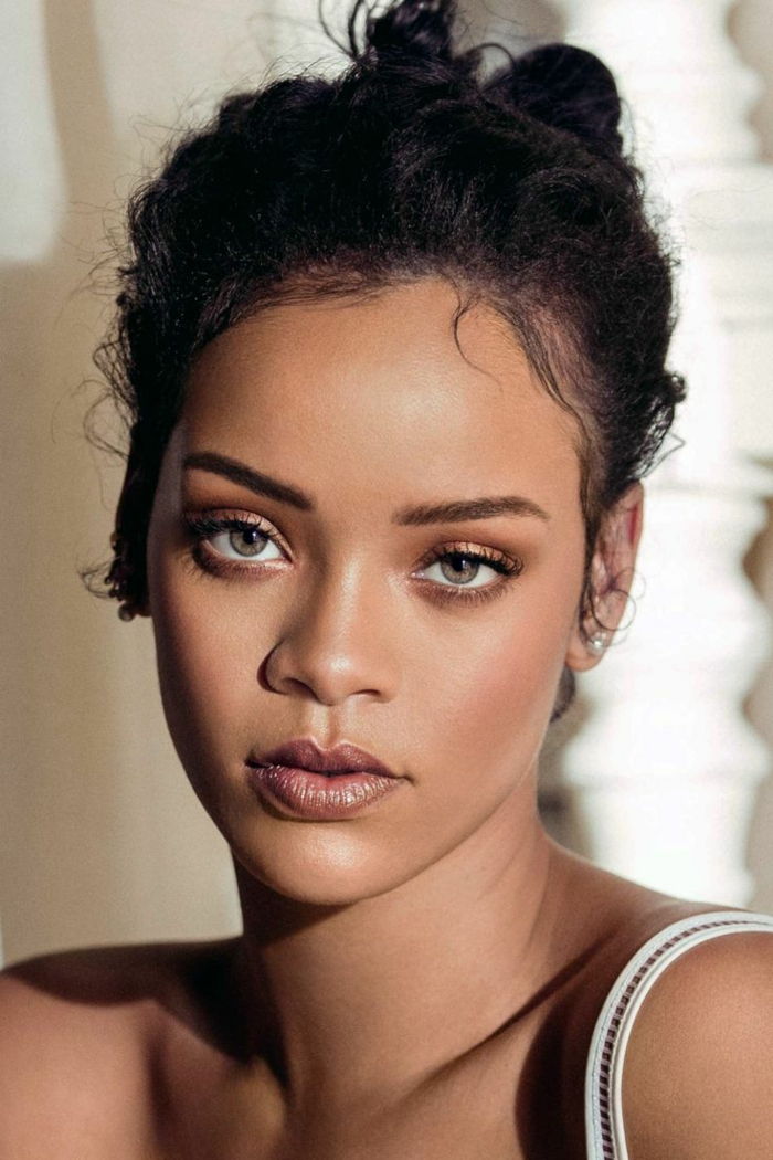 acconciatura Rihanna semplice e veloce con orecchini piccoli diversi anni fa