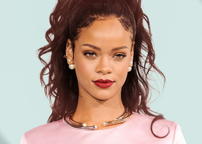 Rihanna con vestito rosa, collana in oro e rossetto rosso, orecchini di perle - foto di Rihanna